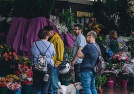 Alicantinos en los puestos de flores del Mercado Central de Alicante.