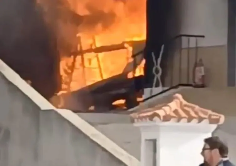 Imagen del incendio en una vivienda en Aspe.