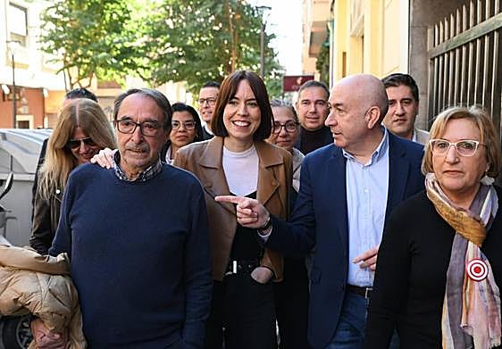 La nueva secretaria general del PSPV, Diana Morant, llega a la sede de la UGT el pasado domingo, acompañada por Ángel Franco, Alejandro Soler y Ana Barceló, entre otras personas.