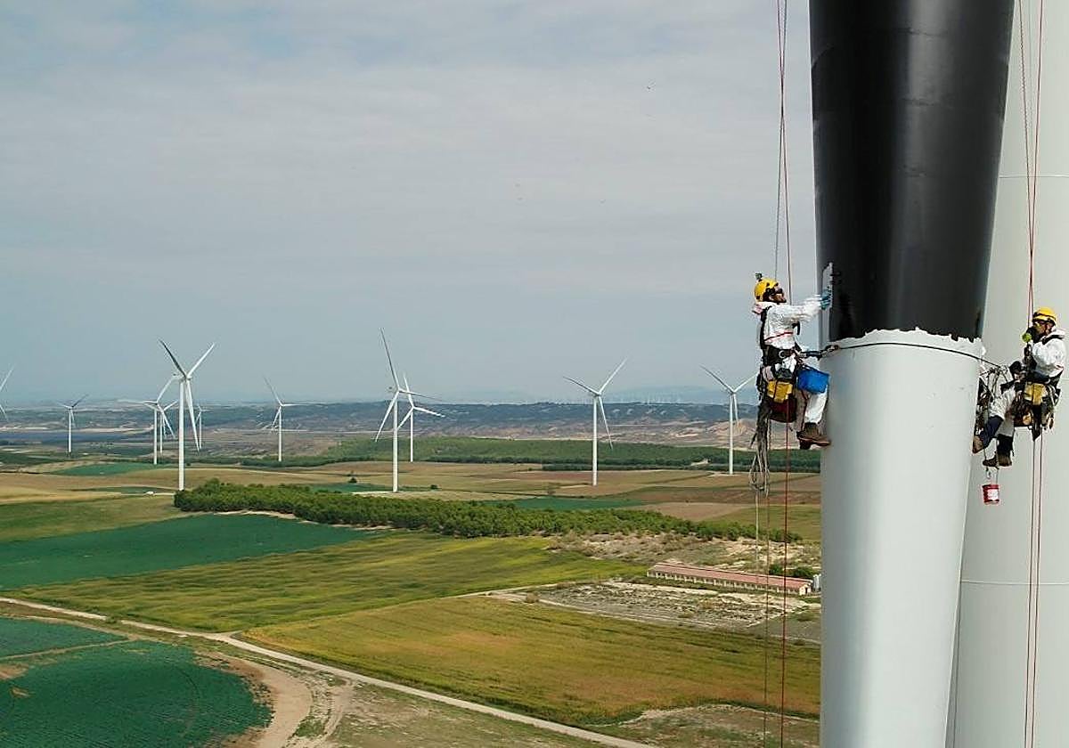 Dos técnicos en un molino de viento.