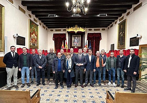 Miembros de la Corporación con regantes, en el Salón de Plenos de Elche.