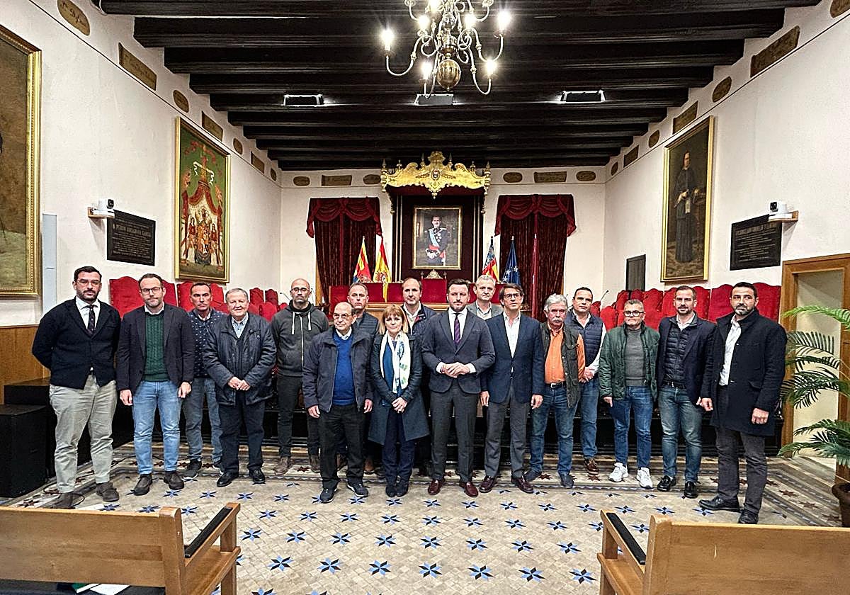 Miembros de la Corporación con regantes, en el Salón de Plenos de Elche.