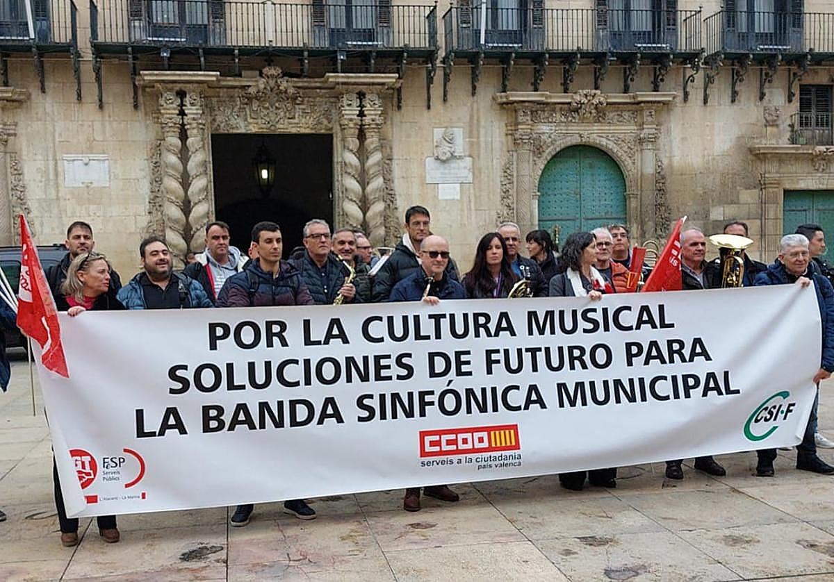 Concentración de los músicos en el Ayuntamiento de Alicante.