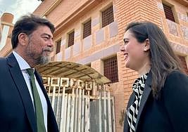 El alcalde, Luis Barcala, y la concejal de Cultura, Nayma Beldjilali, en las dependencias de los antiguos cines Abaseis.
