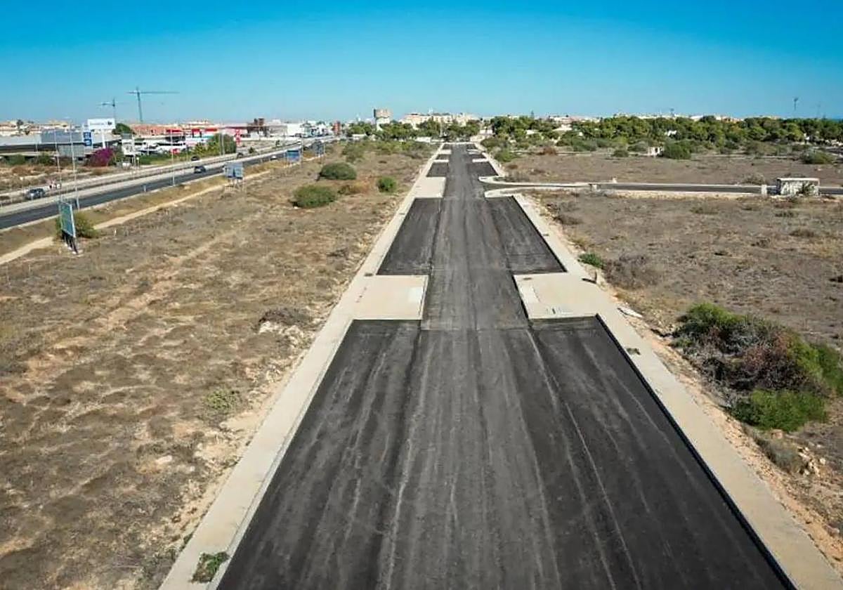 El trazado de los viales ya se deja ver sobre el suelo de Cala Mosca.