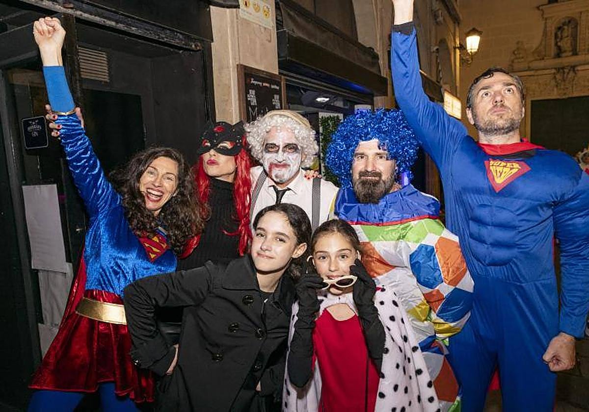 Una familia, disfrazada en el Sábado Ramblero.