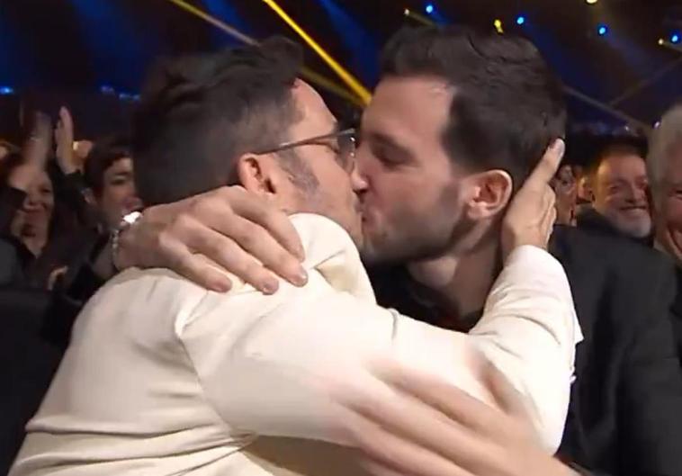 Momento del beso entre Juan Antonio Bayona y Alejandro Navas.