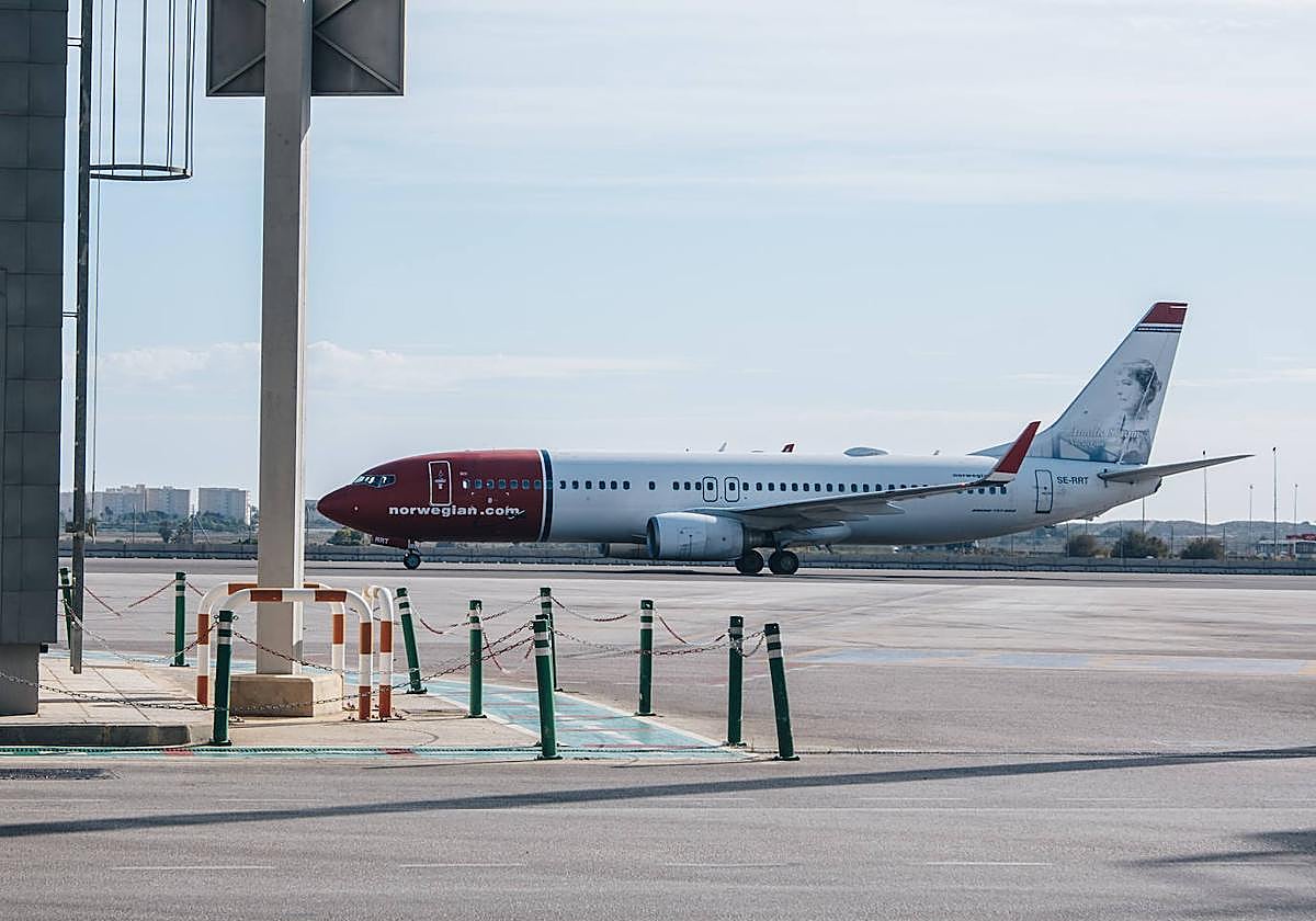 Avión en la pista de despegue del aeropuerto Elche-Alicante.