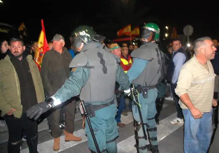 La Guardia Civil permaneció en el polígono durante la protestas para evitar altercados.