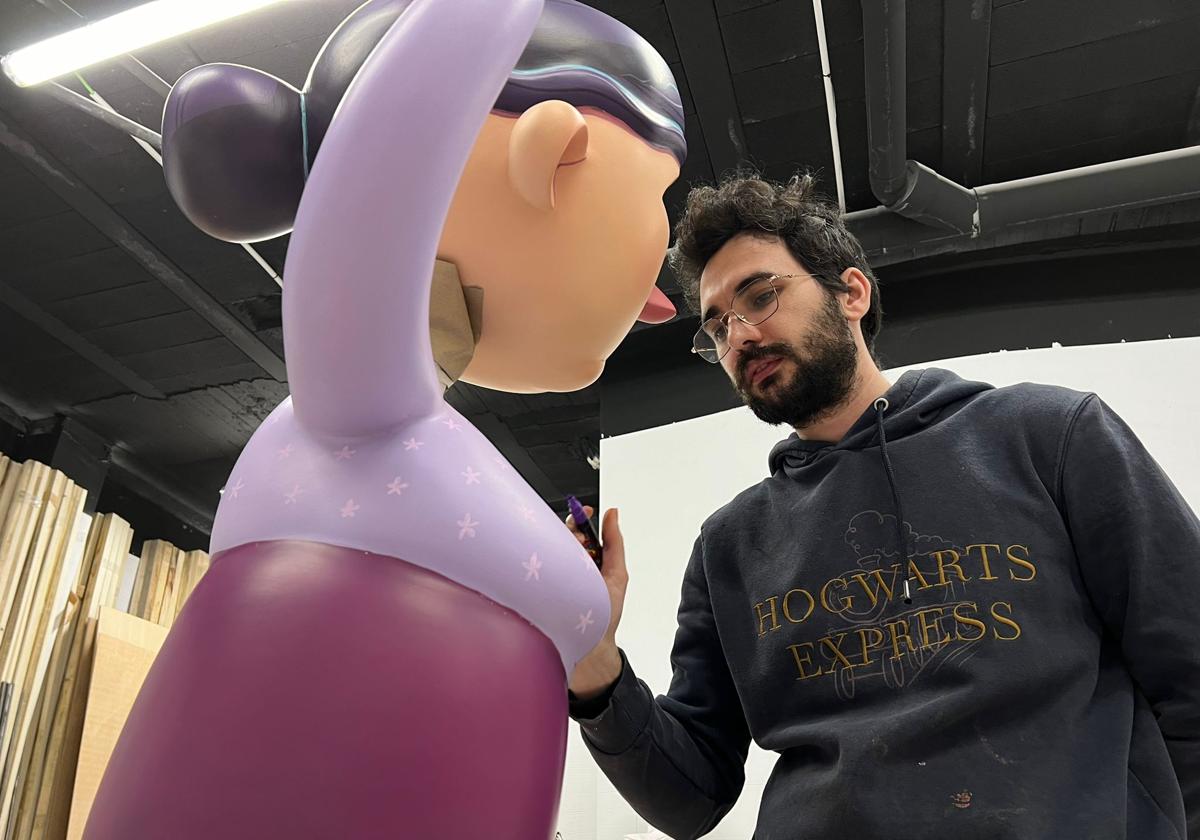 El artista alicantino Álex López en su taller.