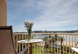 Terraza desde un apartamento turístico en el norte de la provincia de Alicante.