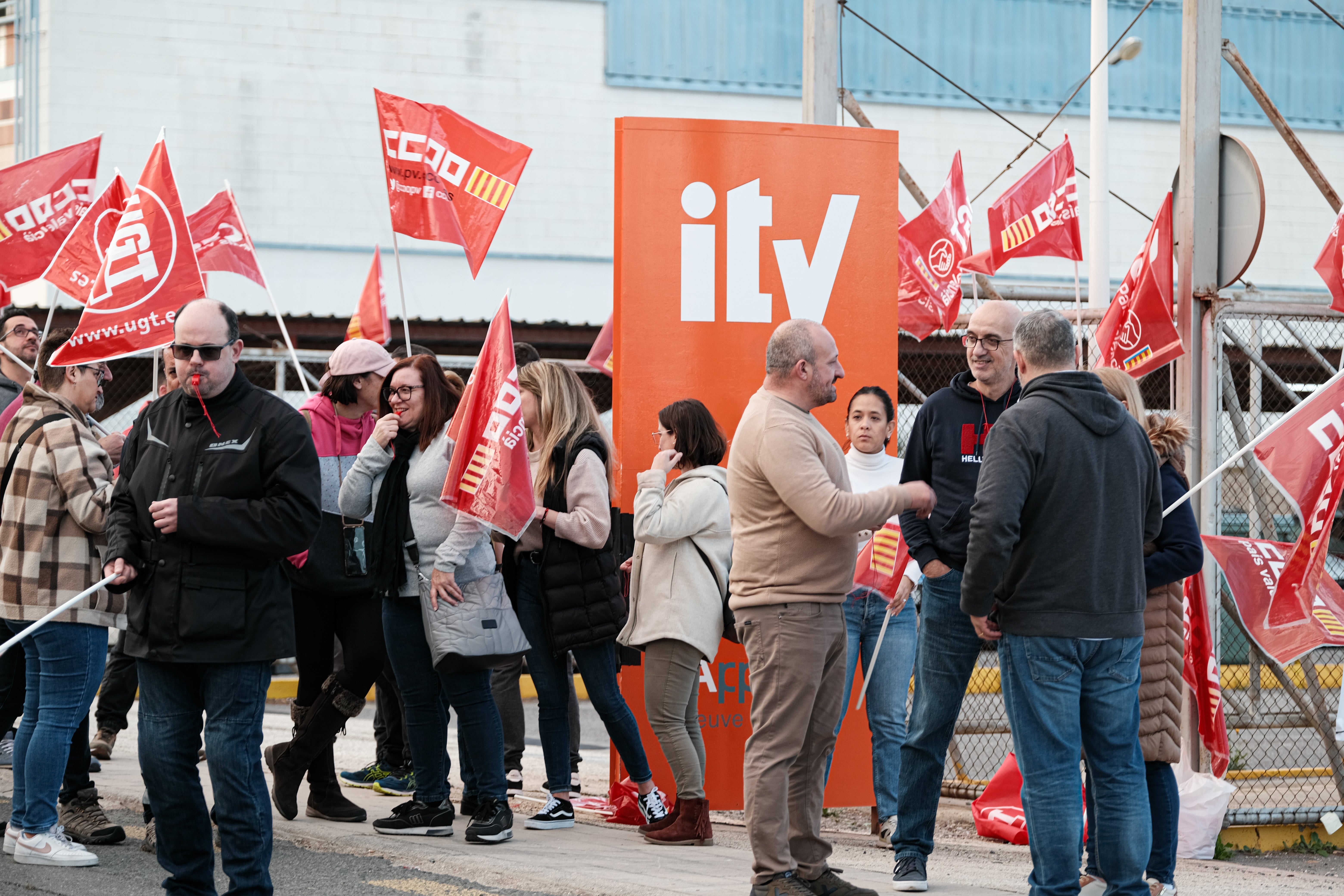 El éxito de la primera jornada de huelga en la ITV refuerza la postura de sindicatos y trabajadores