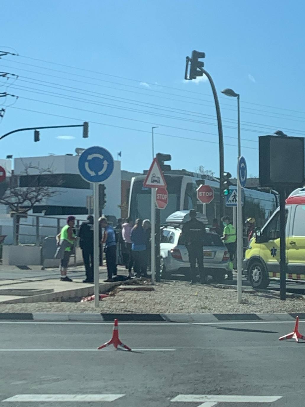 Imagen principal - Otro accidente en la línea 9 del TRAM: Un coche se empotra contra un tren en Dénia