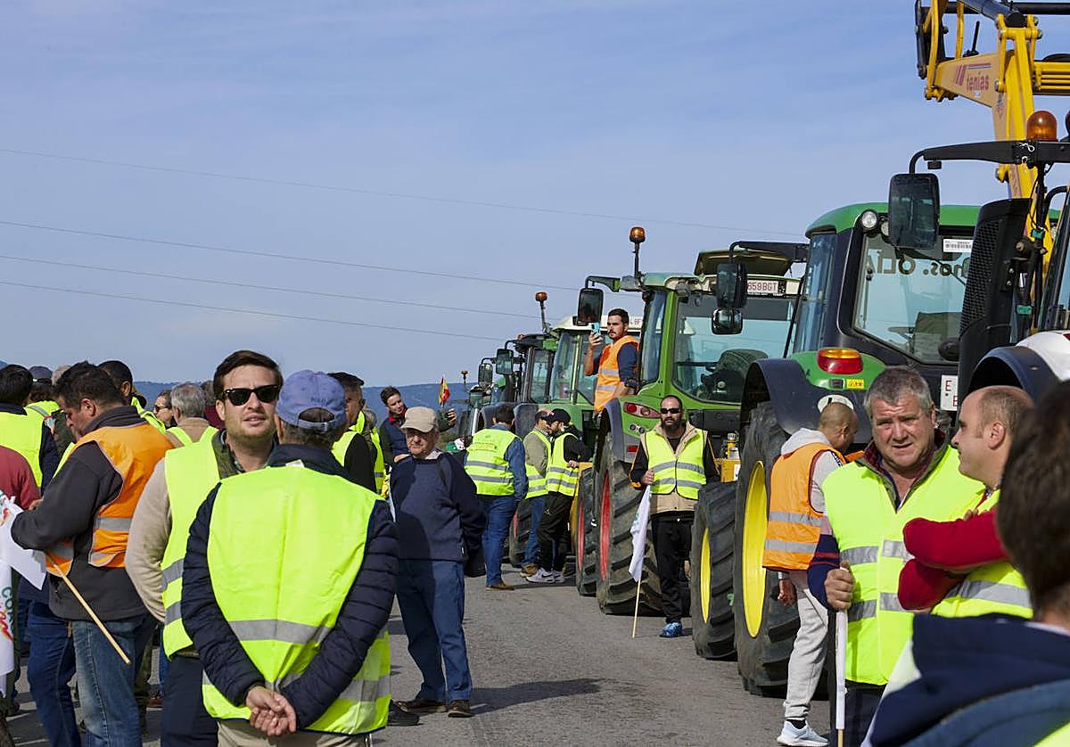 Los agricultores cortan el tráfico a modo de protesta en una carretera de nuestro país.