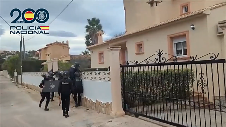 Imágenes de la entrada de los agentes de la UPR de Benidorm.