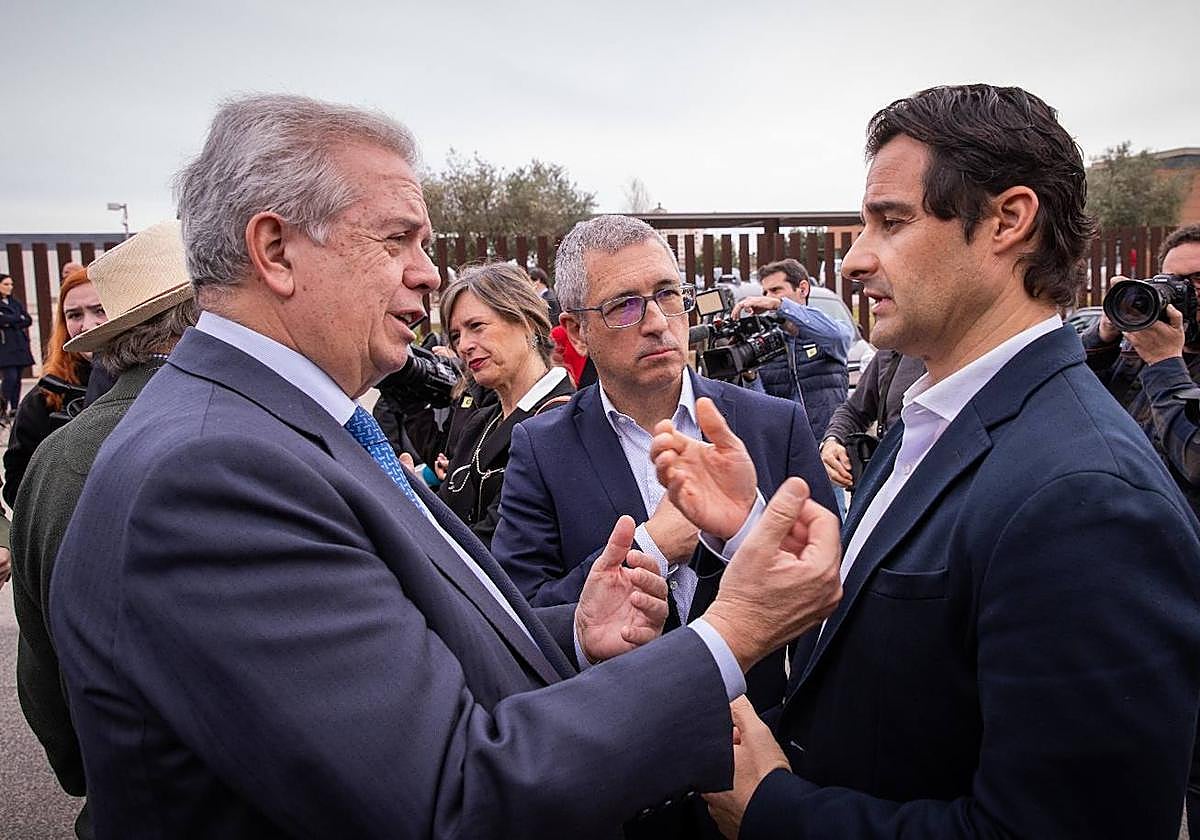 El presidente de Acuamed, Francisco Barratech, y el alcalde de Torrevieja, Eduardo Dolón, hablan en presencia del secretario de Estado Hugo Morán.