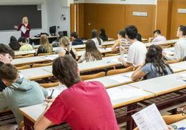 Clase con estudiantes en la UA.