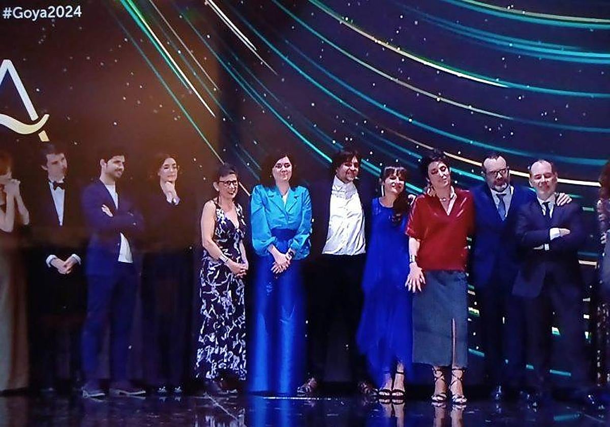 El equipo de 'Mientras seas tú' en los Goya 2024.