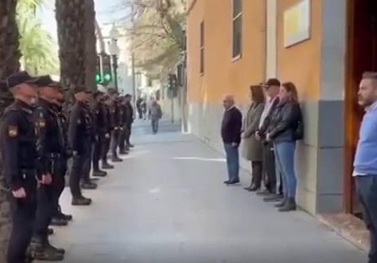 La Policía Nacional rinde honores a sus compañeros de la Guardia Civil de Alicante.