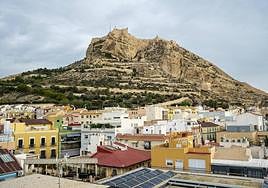 El castillo de Santa Bárbara visto desde el Casco Antiguo