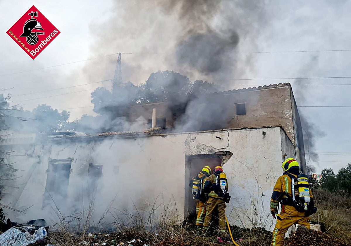 Imagen de los bomberos durante los trabajos de extinción