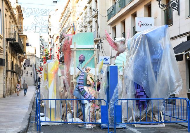 Acopio de materiales para la plantà en Plaza de Santa María.
