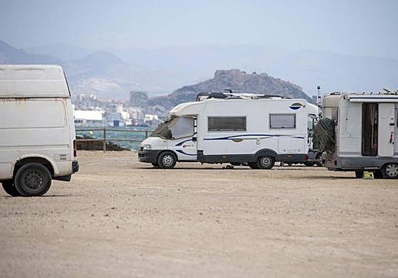 Autocaravanas en la playa de Urbanova.
