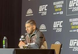 Ilia Topuria durante la rueda de prensa previa al combate.