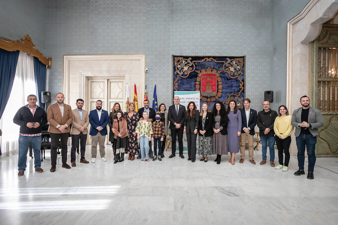 Imagen principal - Alicante reafirma su compromiso con la lucha contra el cáncer infantil