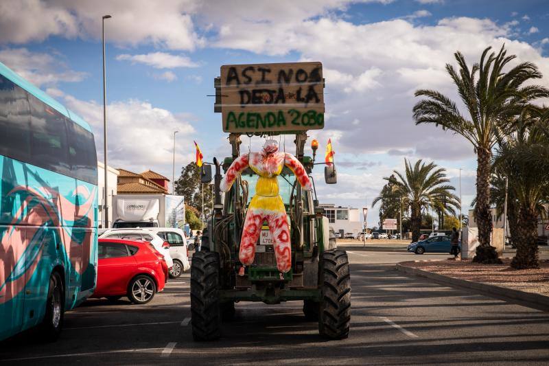 La marcha de tractores a Orihuela, en imágenes
