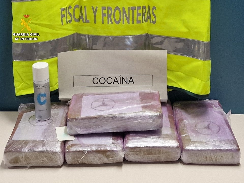 Imagen principal - La droga decomisada, el vehículo donde viajaba y el compartimento donde la ocultaban.
