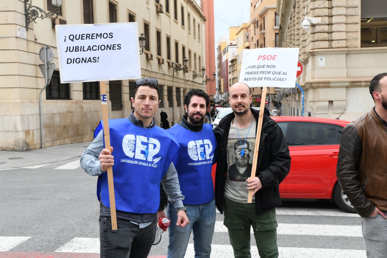 Policías y guardias civiles exigen en Alicante igualdad con el resto de cuerpos policiales
