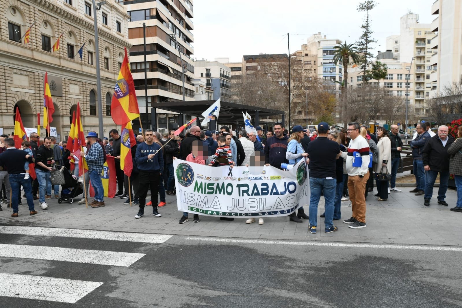 Policías y guardias civiles exigen en Alicante igualdad con el resto de cuerpos policiales