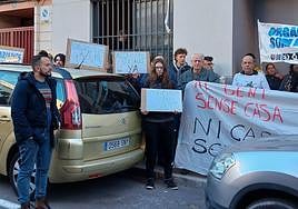 El portavoz de Compromís, Rafa Mas, en un desahucio en el barrio de Carolinas Bajas.