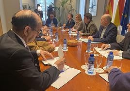 El presidente, Carlos Mazón, con la consellera de Medio Ambiente, Salomé Pradas, reunidos con los regantes.