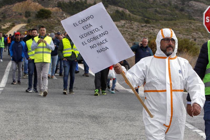 Imagen principal - Las protestas de los agricultores provocan un choque entre Generalitat y Gobierno
