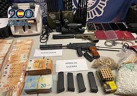 Material incautado por la policía durante la operación.