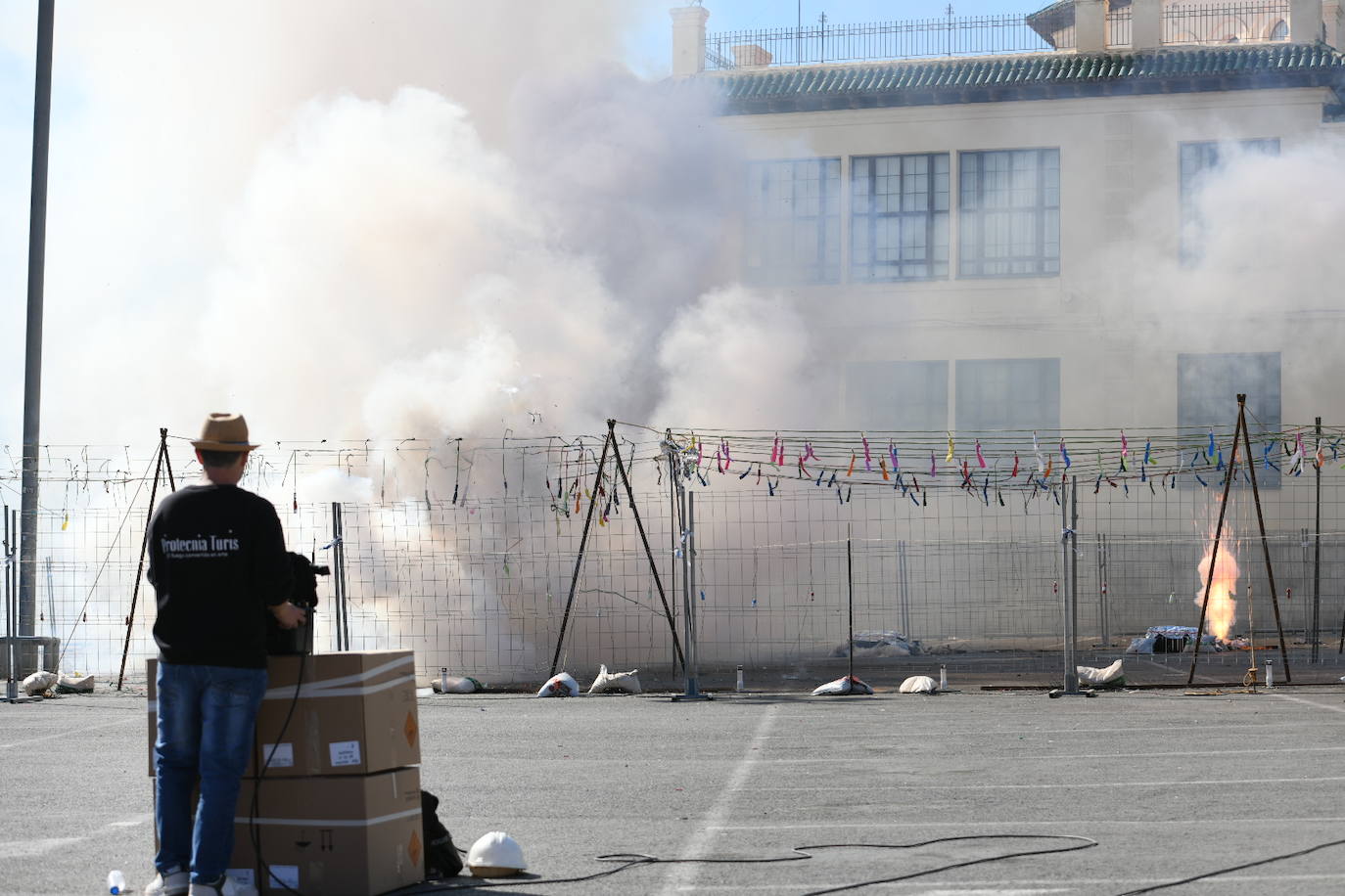 La mascletà de las Hogueras de Alicante en el ADDA, foto a foto