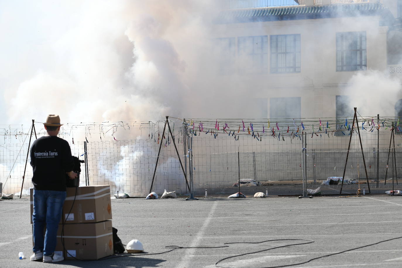 La mascletà de las Hogueras de Alicante en el ADDA, foto a foto