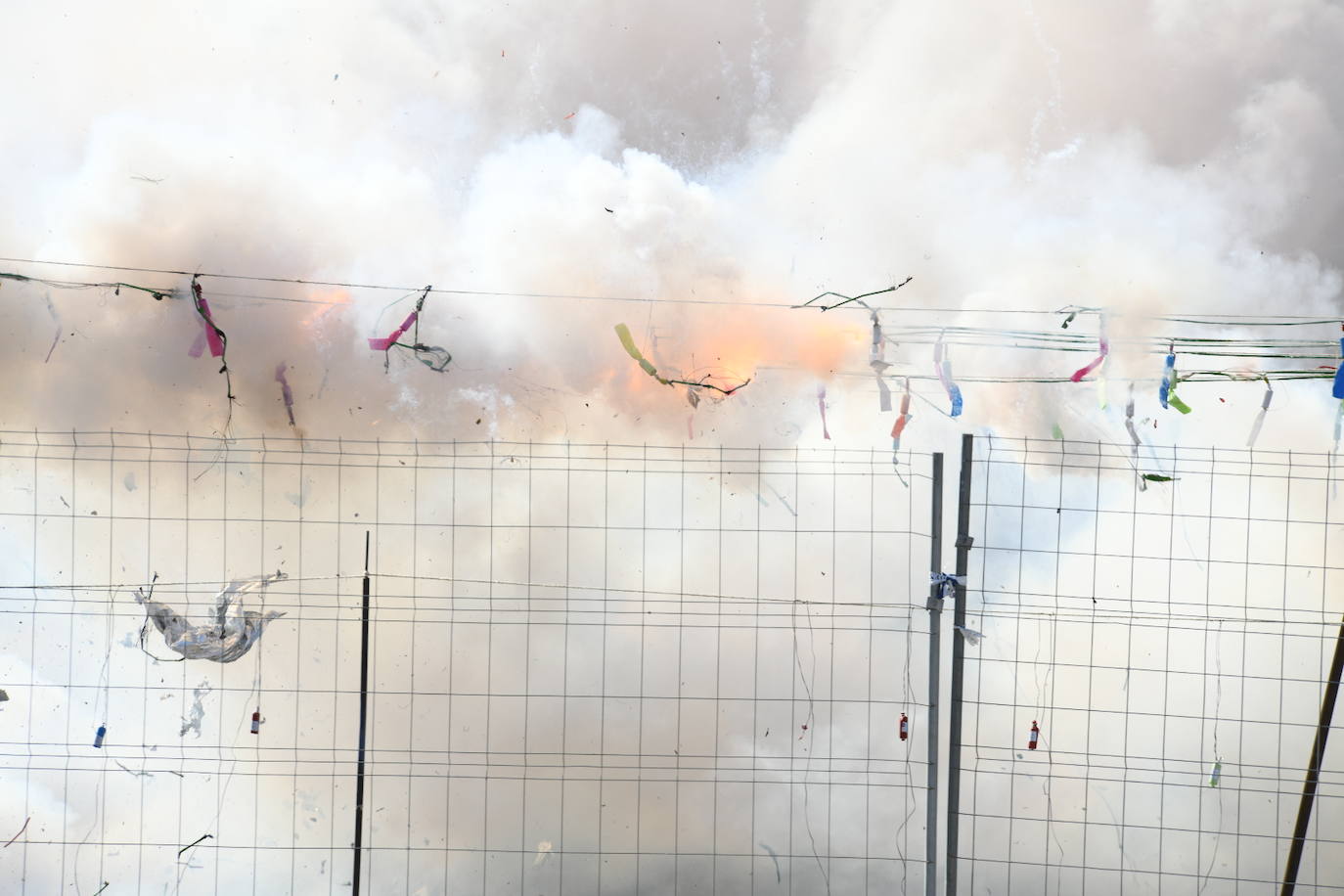 La mascletà de las Hogueras de Alicante en el ADDA, foto a foto