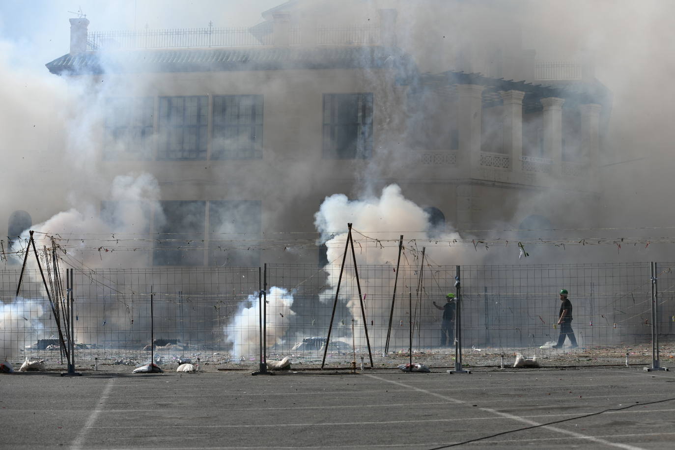 La mascletà de las Hogueras de Alicante en el ADDA, foto a foto