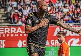 Emilio Nsue celebra el gol que ha dado la victoria al conjunto alicantino.