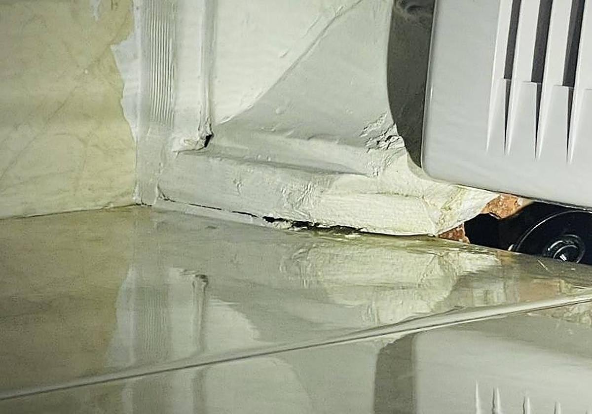 La cámara oculta debajo de las rejillas de la ventilación.