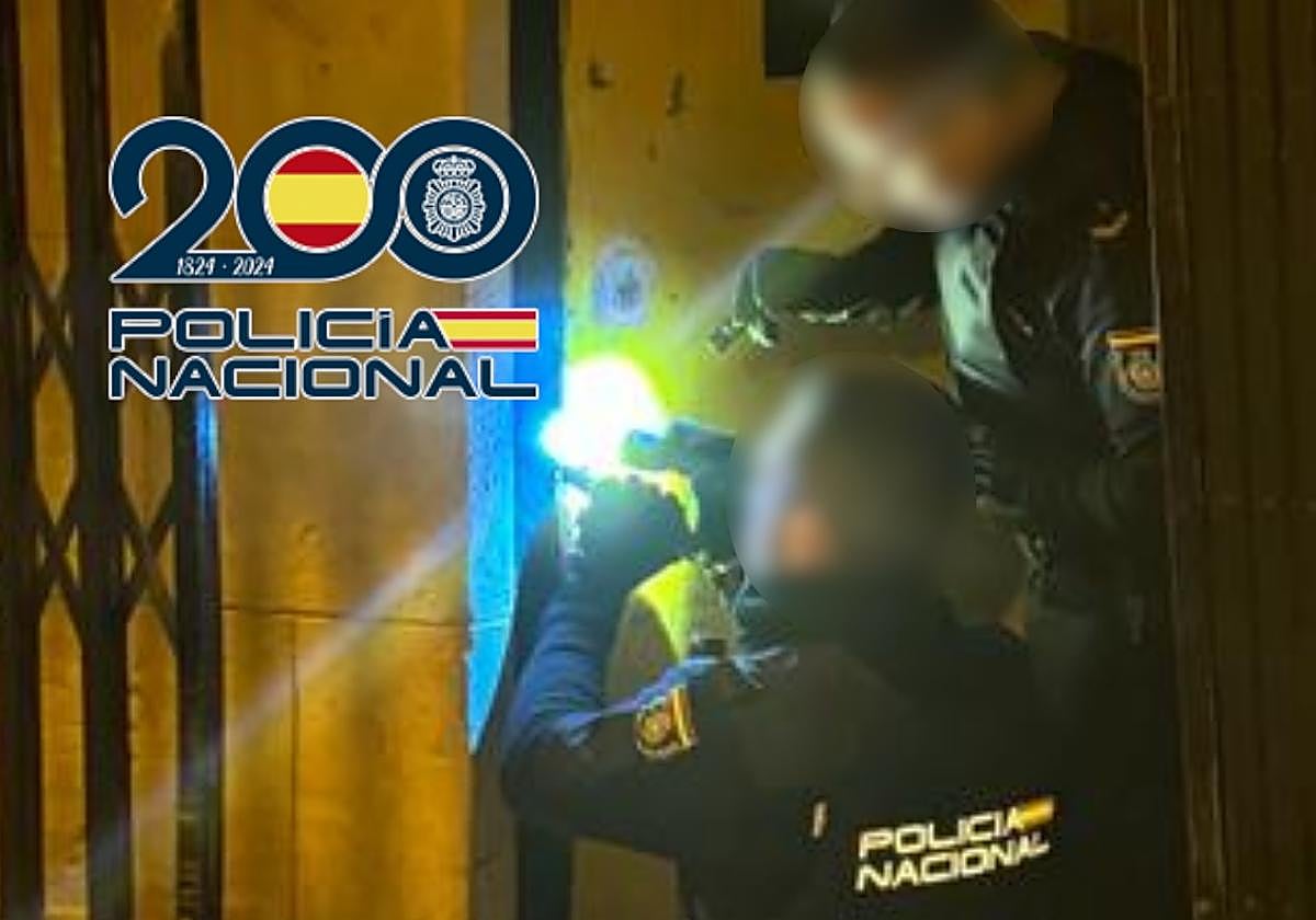 Los agentes inspecionan las cerraduras del local asaltado.