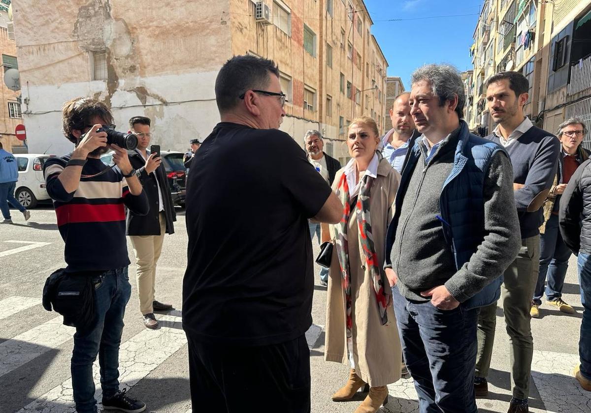 El vicepresidente del Consell, Vicente Barrera, con los concejales de Vox en el Ayuntamiento de Alicante visitan Juan XXIII.