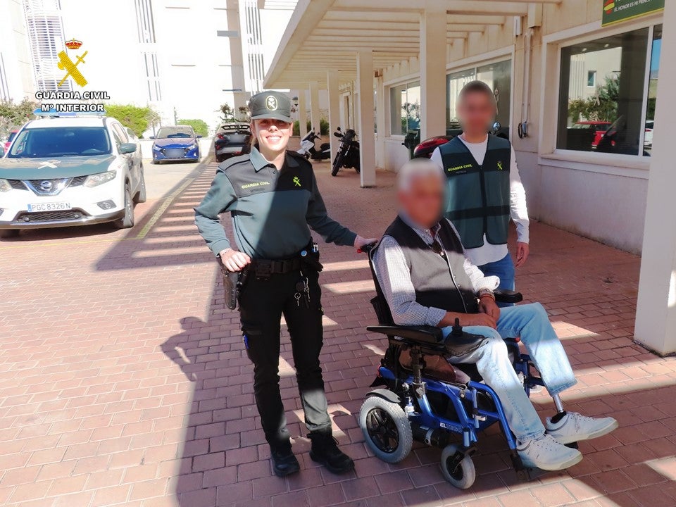 Agentes de la Guardia Civil devuelven la silla sustraída a su legítimo propietario.