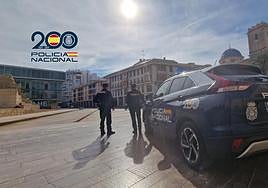 Agentes de Policía Nacional, de patrulla en Elche.
