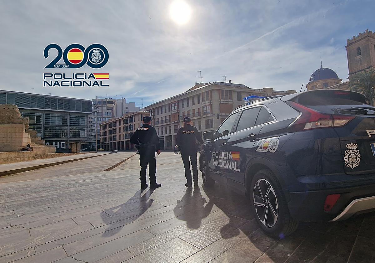 Agentes de Policía Nacional, de patrulla en Elche.