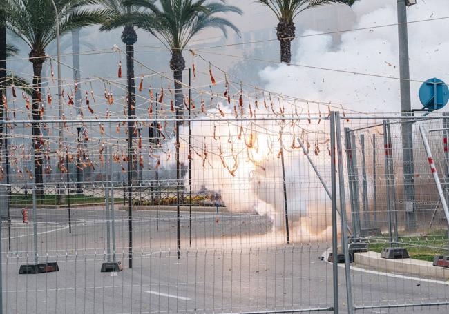 Mascletà de Coeters Dragón en el concurso de las Hogueras en Luceros.