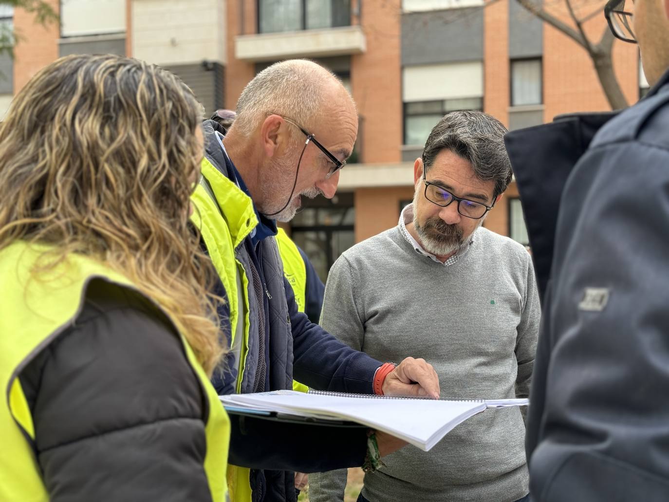 Pachi Pascual atiende a las explicaciones sobre la actuación en la avenida Vicente Savall.